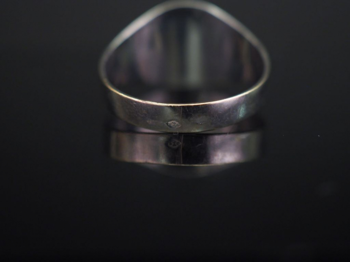 	Bague chevalière en or blanc, à décor d’étoile tronquée sur le côté s