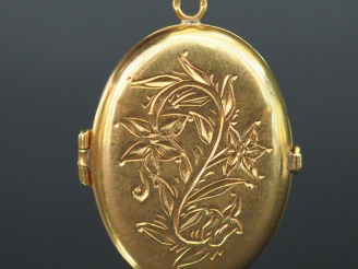 Vente aux enchères 	Pendentif porte-photo Napoléon III en or jaune, à décor de motif feui