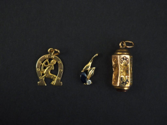 Vente aux enchères Ensemble comprenant :  - un petit pendentif en or jaune, à décor de ce