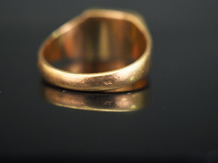 	Ensemble comprenant :  - une alliance deux tons d’or, à décor gravé. 