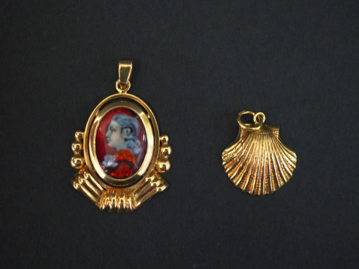 Ensemble comprenant :  - un pendentif en or jaune, en forme de coquill