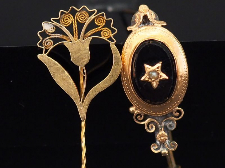 Petite épingle à cravate en or jaune, à décor de motif floral. Long. 5