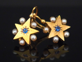 Vente aux enchères Paire de boucles d'oreilles en or jaune, perles et pierre bleue en for