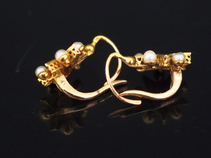 Paire de boucles d'oreilles en or jaune, perles et pierre bleue en for