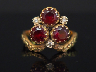 Vente aux enchères Bague en or jaune, sertie de trois grenats et de trois petits diamants