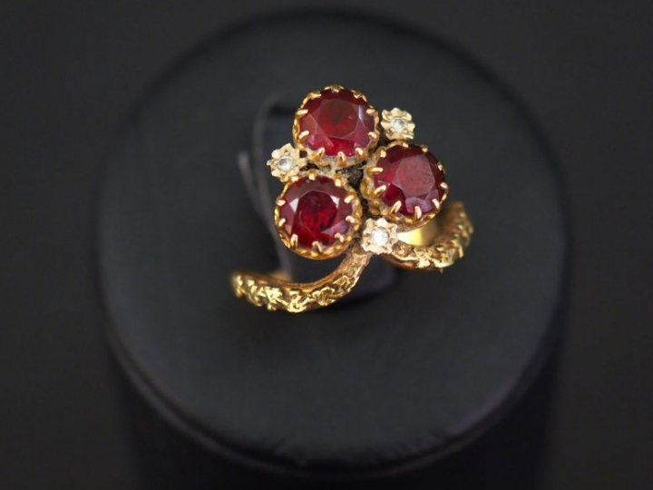 Bague en or jaune, sertie de trois grenats et de trois petits diamants