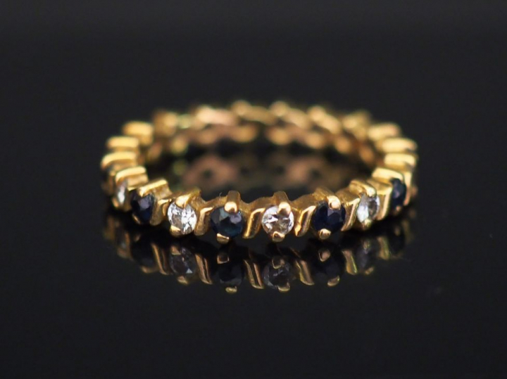 Alliance américaine en or jaune, sertie de diamants et de pierres bleu