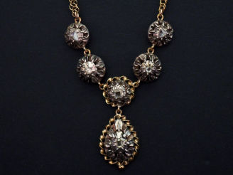 Vente aux enchères 	Collier XVIIIème en argent et or, à décor de maillons sertis de diama