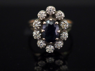 Vente aux enchères Bague marguerite en or blanc, sertie en son centre d'une pierre bleue 