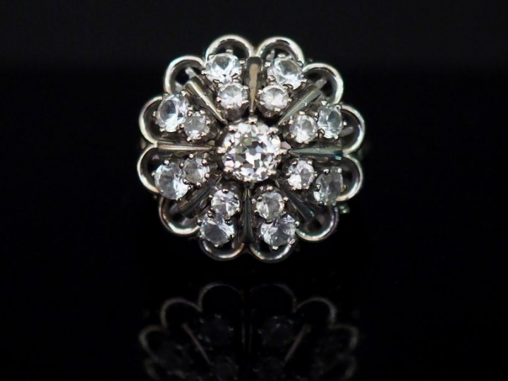 Bague dôme en or blanc, sertie en son centre d'un diamant taille ancie