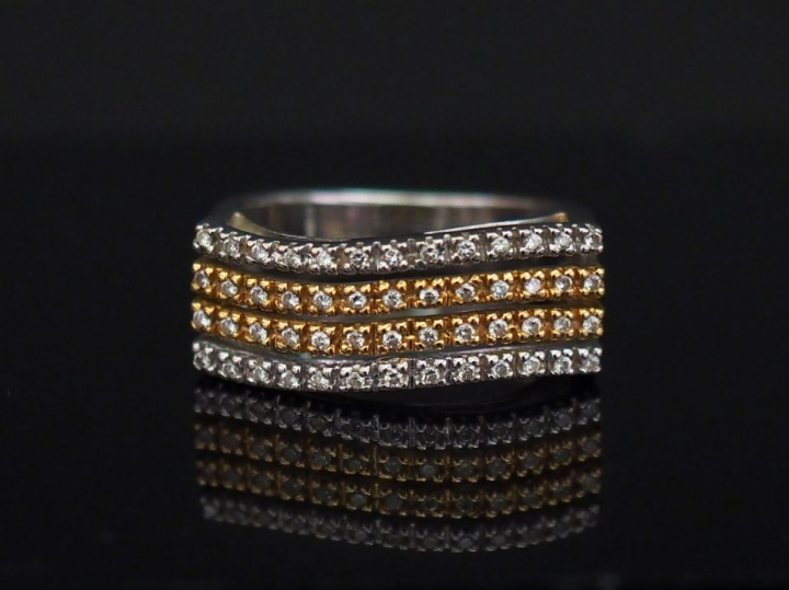 Bague pont moderne deux tons d’or, sertie de quatre lignes de petits d