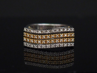 Vente aux enchères Bague pont moderne deux tons d’or, sertie de quatre lignes de petits d