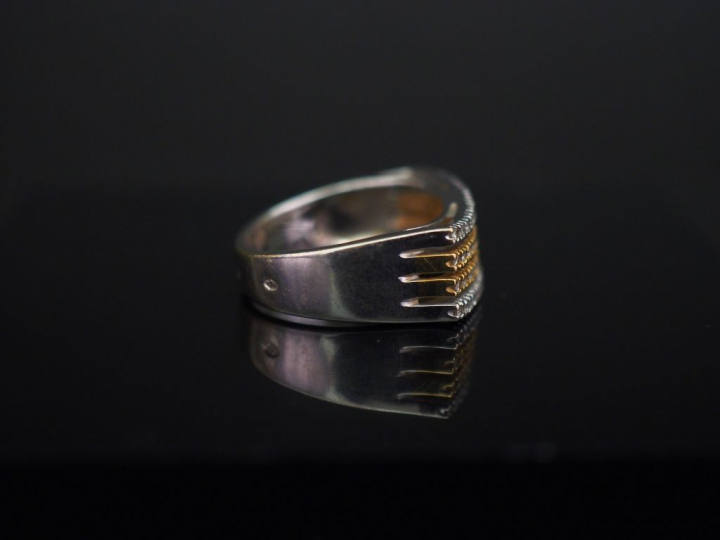 Bague pont moderne deux tons d’or, sertie de quatre lignes de petits d