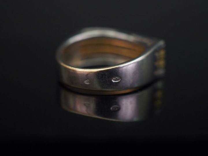 Bague pont moderne deux tons d’or, sertie de quatre lignes de petits d