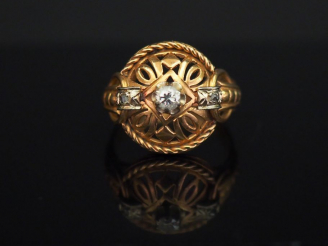 Vente aux enchères Bague 1900 en or jaune, sertie en son centre d’un petit diamant de 0,1