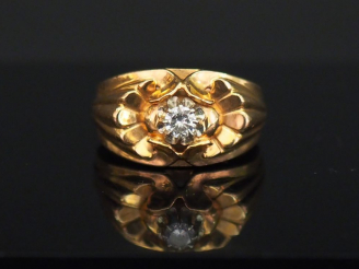 Vente aux enchères Bague de style 1940 en or jaune, sertie en son centre d’une petit diam