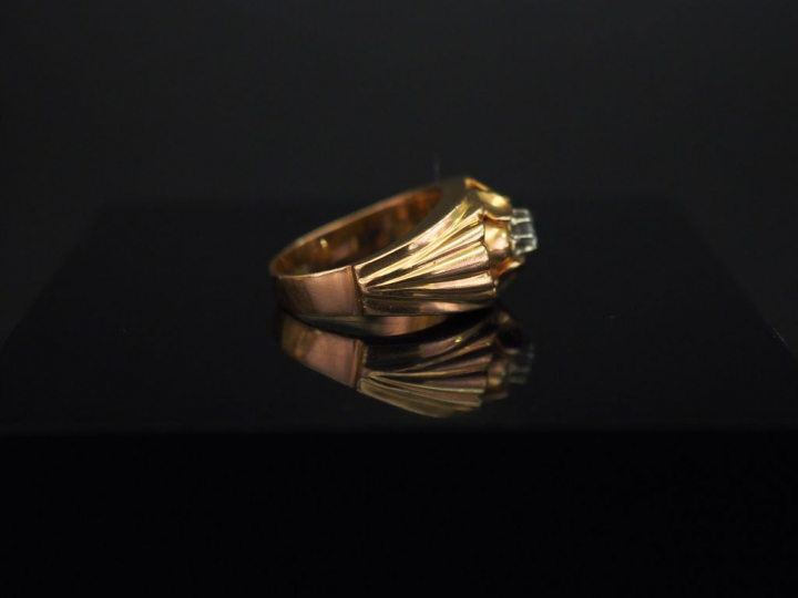 Bague de style 1940 en or jaune, sertie en son centre d’une petit diam