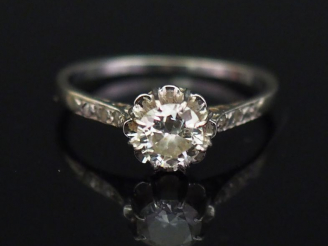 Vente aux enchères 	Bague en or blanc, sertie en son centre d’un diamant solitaire taille