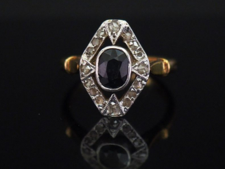 Vente aux enchères Bague de forme octogonale en or jaune, sertie en son centre d’une pier