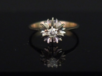 Vente aux enchères Bague en or blanc, sertie en son centre d’un petit diamant solitaire d