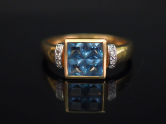 Vente aux enchères Bague en or jaune, sertie en son centre d’une pierre bleue.  Monture a