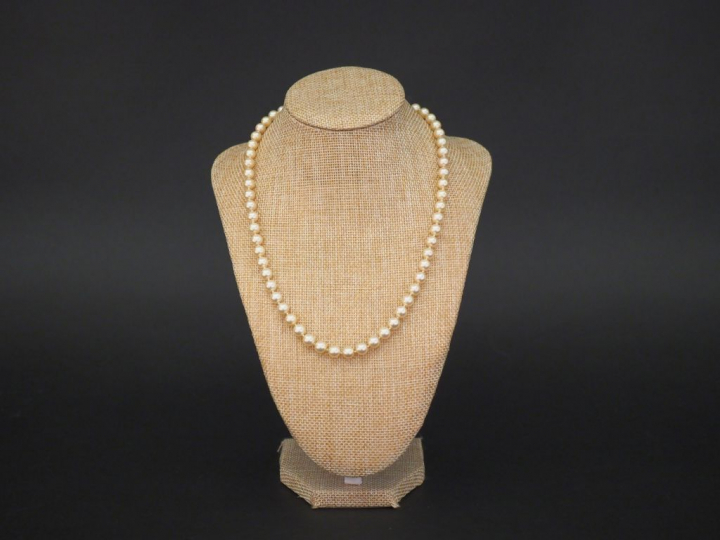 Collier de perles de culture. Fermoir en or jaune. Long. 47,5 cm