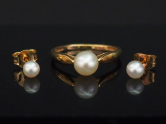 Vente aux enchères Parure en or jaune et perle. Comprenant :  - une bague  TDD. 51 1/2 - 
