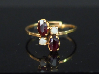 Vente aux enchères Bague Toi   Moi en or jaune, sertie de pierres de couleur et de perles