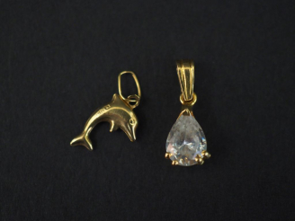 Vente aux enchères Ensemble comprenant :  - un petit pendentif en or jaune en forme de da