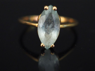 Vente aux enchères Petite bague en or jaune, sertie d'une pierre bleue ciel. TDD. 51 1/2 