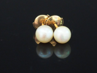 Vente aux enchères Paire de perces oreilles en or jaune et perle. Poids tel. 2 g