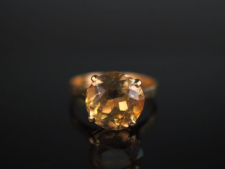 Vente aux enchères Bague en or jaune, sertie en son centre d’un quartz. TDD. 54 1/2 Poids