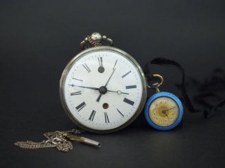 Vente aux enchères 	Ensemble comprenant :  - une montre de gousset en argent. Cadran émai