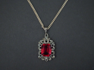 Vente aux enchères 	Pendentif et sa chaine en argent, serti de pierres fantaisie. Poids t