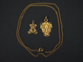 Vente aux enchères 	Ensemble comprenant :  - une médaille religieuse de style Art Nouveau