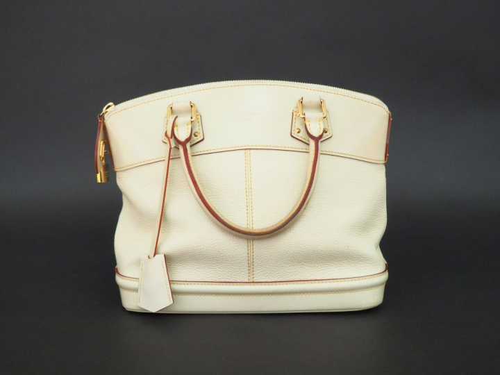 Louis VUITTON Sac « Lockit » en cuir écru.  Garniture de laiton doré. 