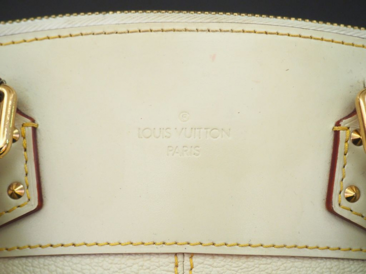 Louis VUITTON Sac « Lockit » en cuir écru.  Garniture de laiton doré. 