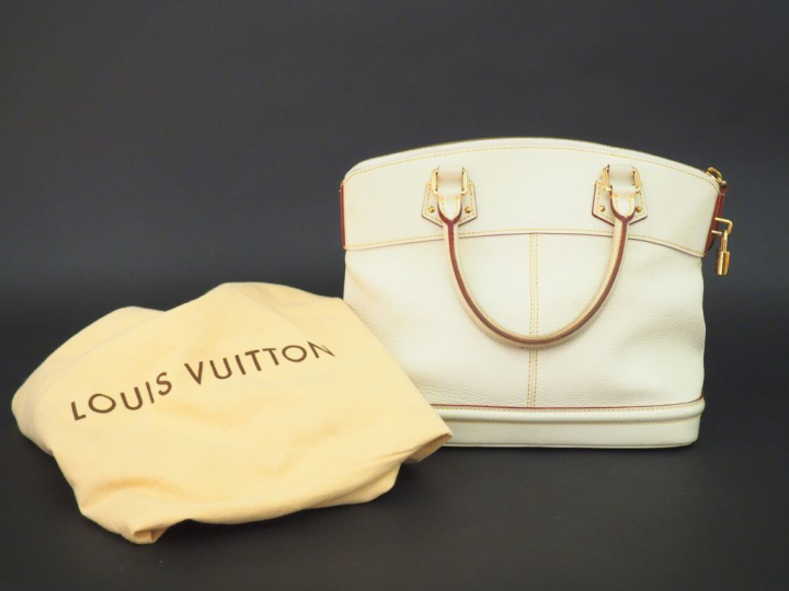Louis VUITTON Sac « Lockit » en cuir écru.  Garniture de laiton doré. 