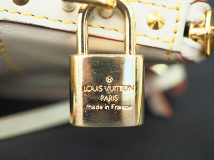 Louis VUITTON Sac « Lockit » en cuir écru.  Garniture de laiton doré. 
