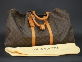 Vente aux enchères Louis VUITTON  Sac de voyage Keepall 60 en cuir monogrammé.  Double po
