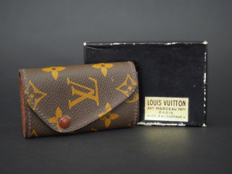 Vente aux enchères Louis VUITTON Porte clés en cuir, à decor de monogramme. Fermeture par