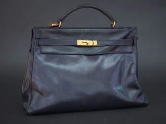 Vente aux enchères HERMES Sac Kelly en box. (manque fermeture éclair intérieure, fixation