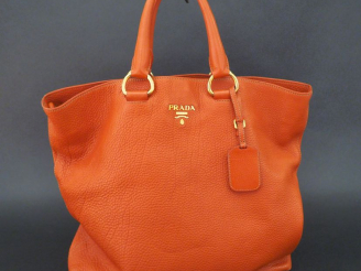 Vente aux enchères PRADA  Sac cabas en cuir marron. Avec sa housse. 40 x 43,5 cm