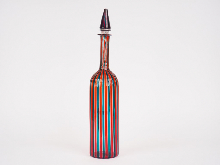 VENINI.  Bouteille en verre à décor de liserets rouge et vert. Signée.
