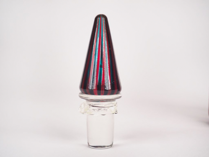 VENINI.  Bouteille en verre à décor de liserets rouge et vert. Signée.