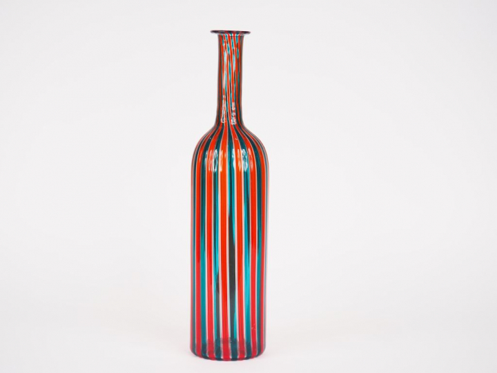 VENINI.  Bouteille en verre à décor de liserets rouge et vert. Signée.