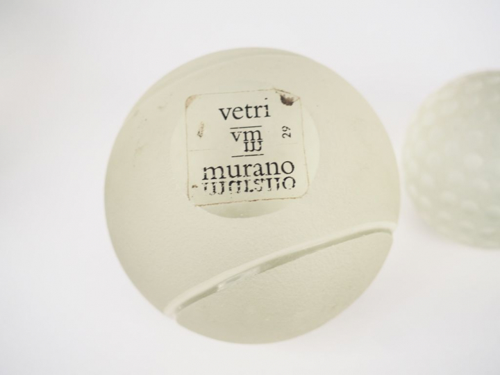 VETRI à MURANO.  Suite de trois presse-papiers en verre en forme de ba