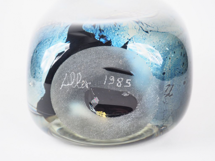 Verrerie d'ALLEX. Vase en verre soufflé à décor de motifs intercalaire