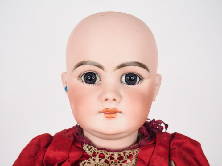 SIMON   HALBIG. Poupée bouche fermée, yeux fixe bleus en verre, tête p