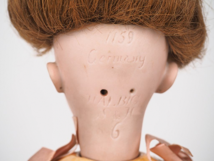 SIMON   HALBIG. Lady Doll, beaux yeux basculants, vêtement et perruque